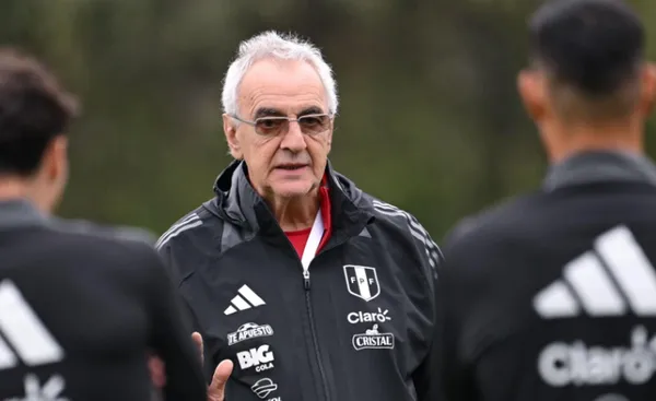 Jorge Fossati dirigiendo los entrenamientos de la selección peruana 2024