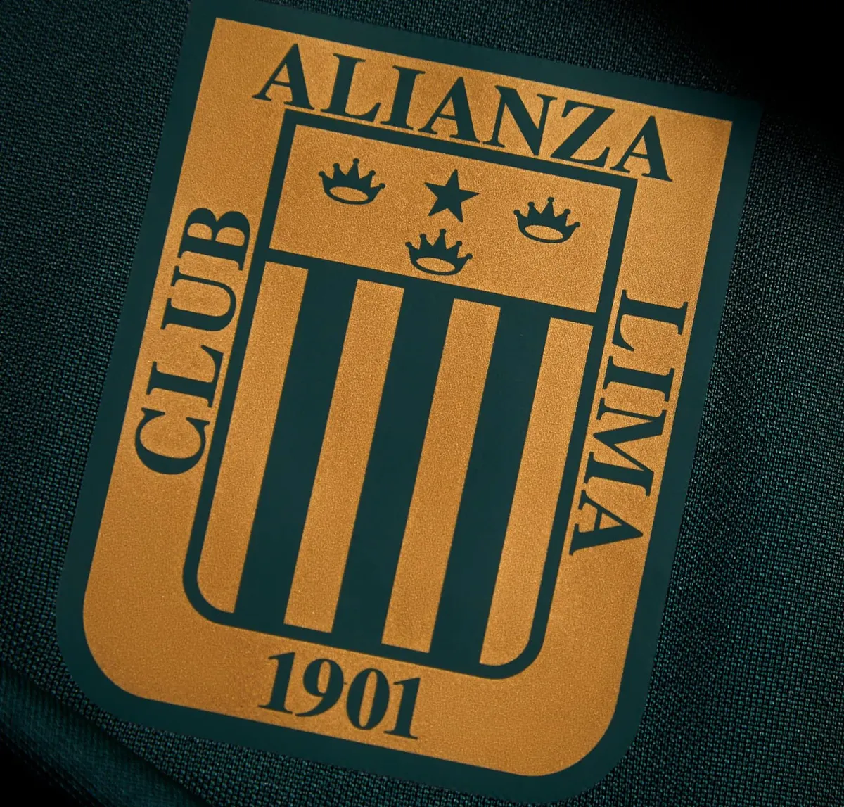 Descubre la nueva camiseta alterna de Alianza Lima para la temporada 2024.