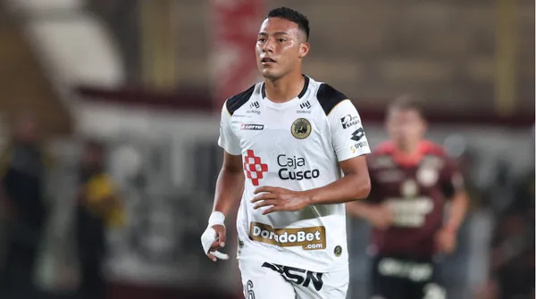 Oswaldo Valenzuela con camiseta de Cusco FC 2024