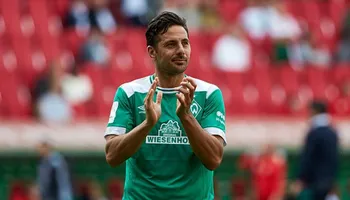 Claudio Pizarro recibe reconocimiento como Profesor Honorario en la Bundesliga