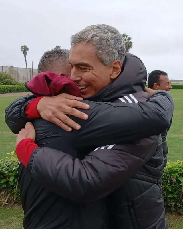 Abrazo del Puma y el Chemo &#8211; Foto: Club Universitario de Deportes