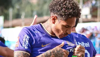 Paolo Guerrero con camiseta de Alianza Lima 2024