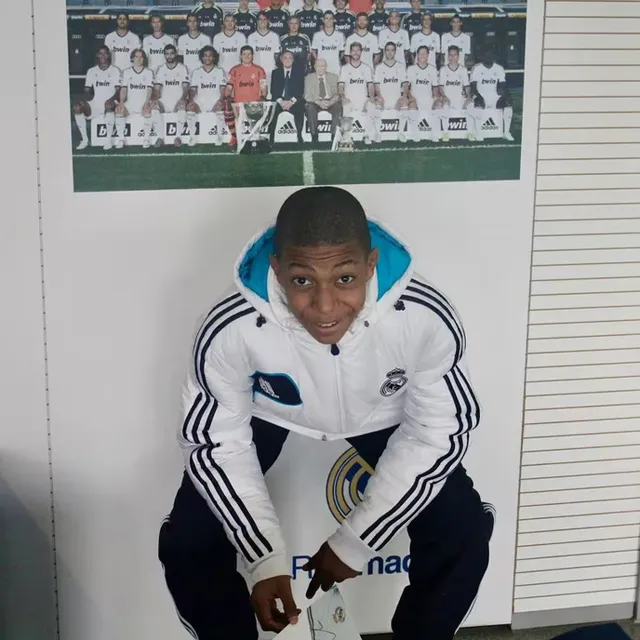 Mbappé posando de niño con la foto del Real Madrid