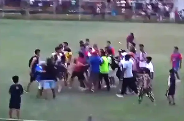 Partido de Copa Perú 2024 acabó en una descomunal gresca y la policía tuvo que intervenir con disparos al aire