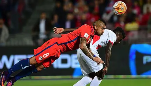 Arturo Vidal frente a Perú