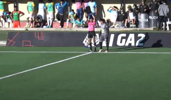 INSÓLITO: Arquero de Carlos Stein se lesionó, lo reemplazó el hijo del presidente y recibió 3 goles en 7 minutos
