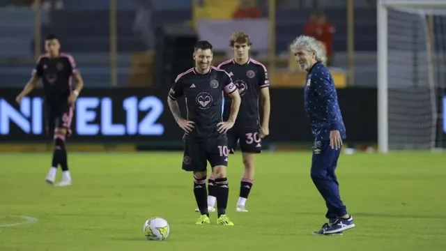 Messi recibido por el mágico González en El Salvador &#8211; Fuente: Inter Miami