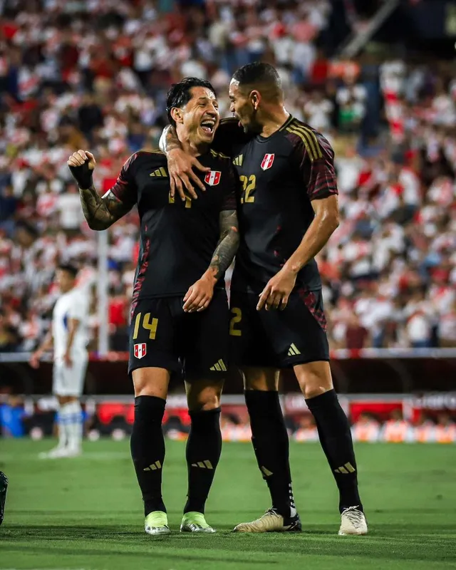 Lapadula y Callens celebran &#8211; Foto: FPF