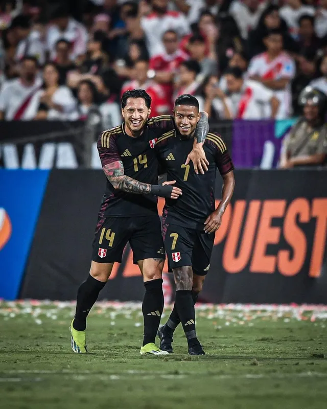 Lapadula y Polo celebran el gol &#8211; Foto: FPF