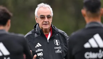 Jorge Fossati dirigiendo los entrenamientos de la selección peruana 2024