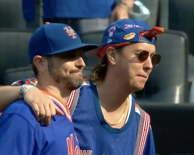 Julián Casablancas presenciando un juego de los Mets de New York
