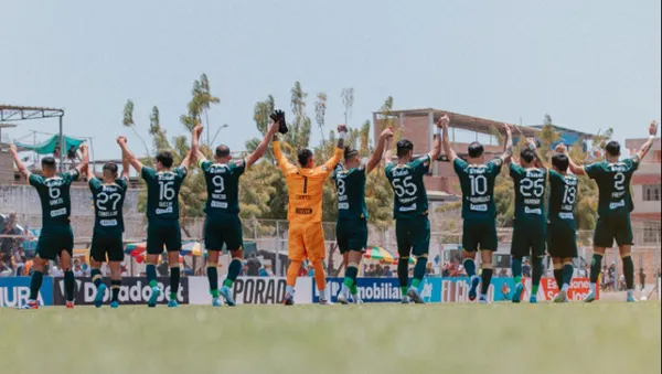 Alianza Lima saludando a la hinchada