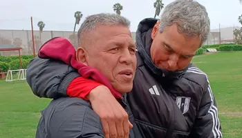 Abrazo de Centenario: El ‘Puma’ Carranza y ‘Chemo’ del Solar se reencuentran en Campo Mar