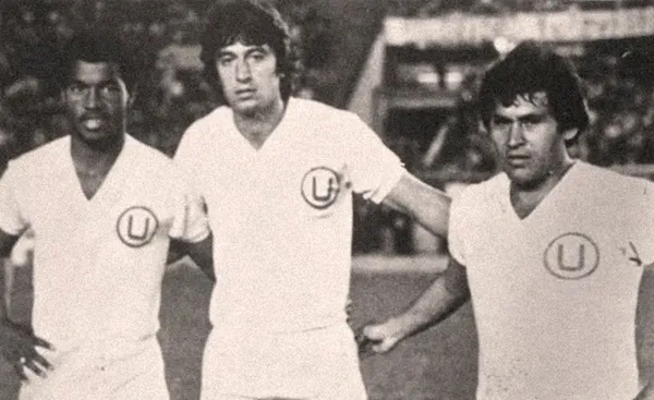 Hugo Sotil con camiseta de Universitario