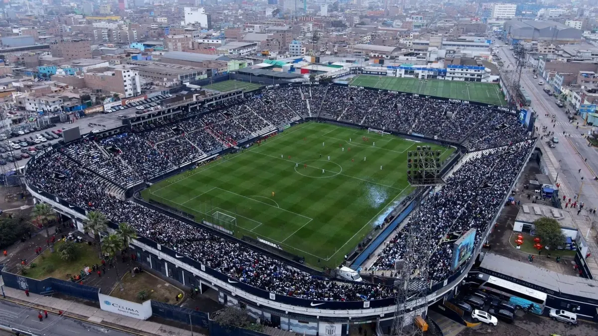 Estadio Alejandro Villanueva Matute vista aérea nocturna iluminado Alianza Lima 50 aniversario histórico fútbol peruano La Victoria Lima