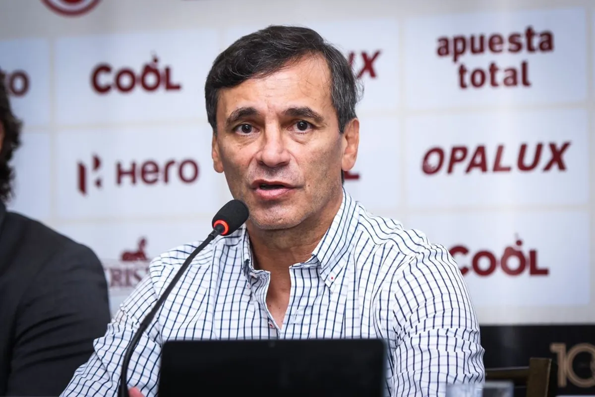 Fabián Bustos desmintió que Christopher Olivares haya pedido salir de Universitario