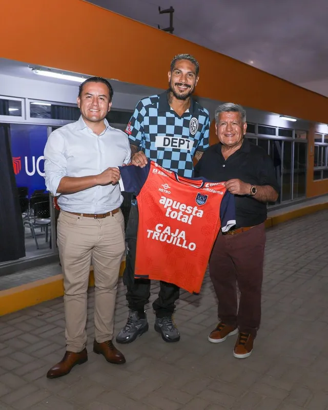 Paolo Guerrero, César y Richard Acuña &#8211; Foto: UCV