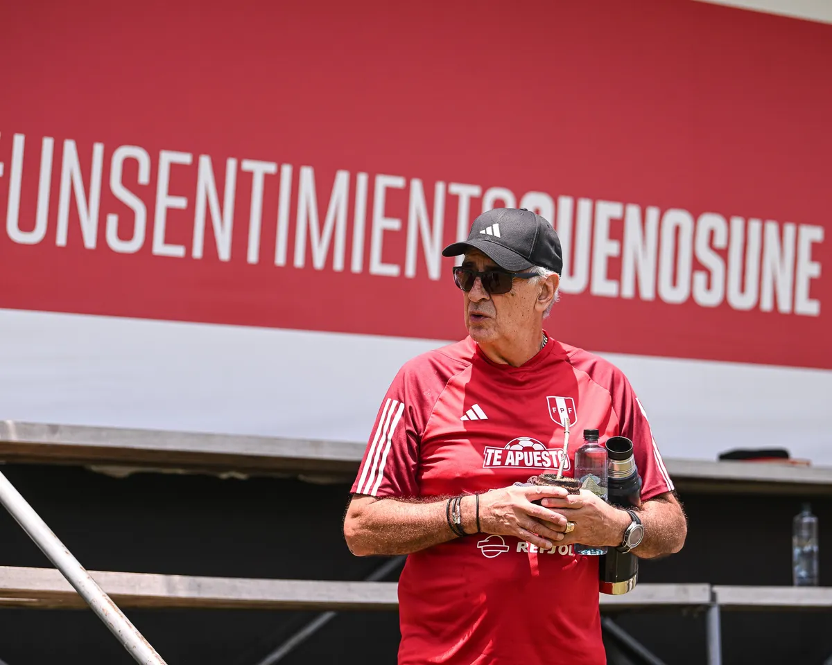 Jorge Fossati visita el entrenamiento de Universitario de Deportes en Campo Mar U