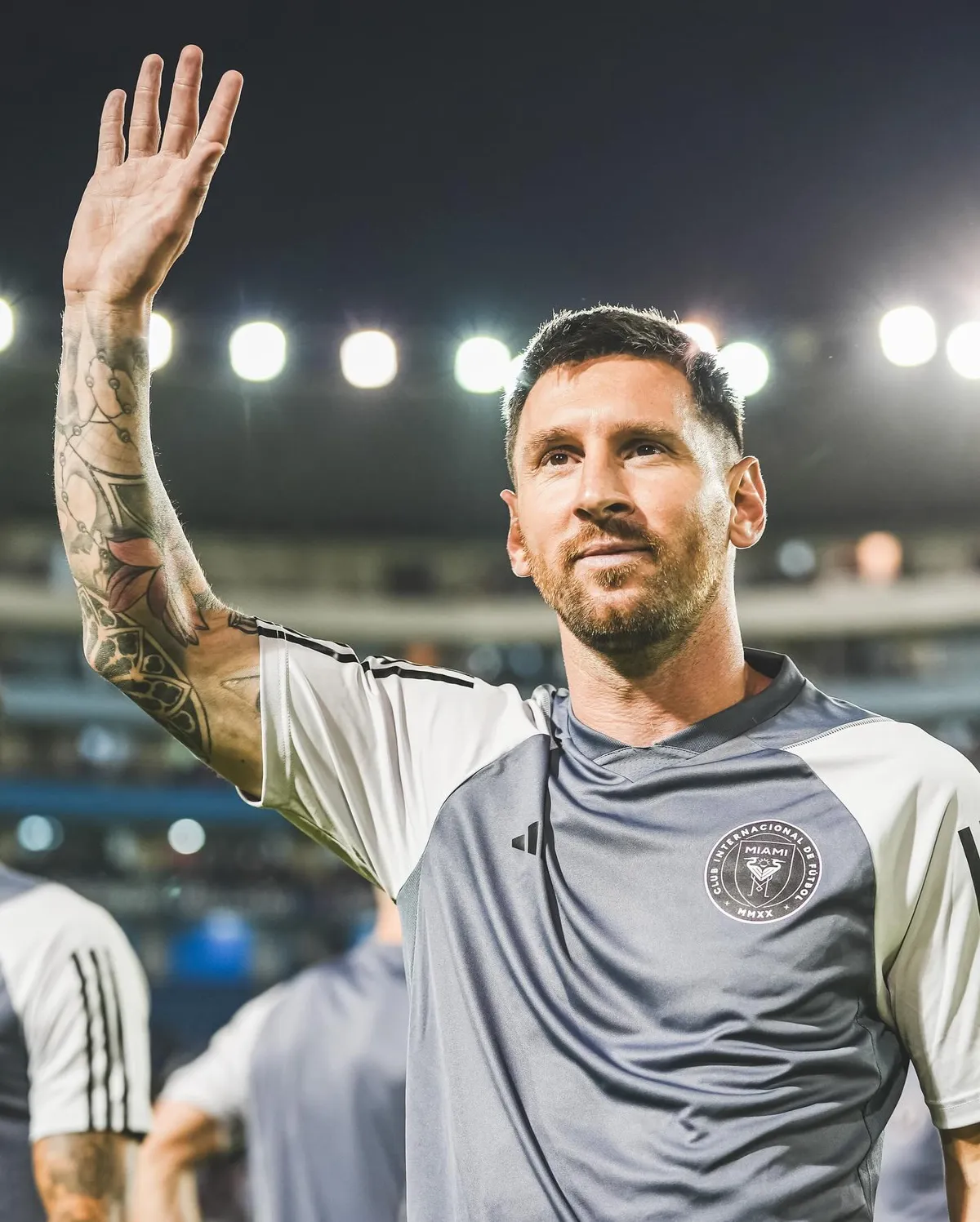 Messi es recibido en El Salvador por el mejor jugador del mundo según Maradona.