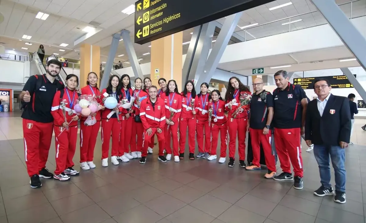 La Selección Peruana Sub 17 de Voley recibió una calurosa bienvenida a su llegada al aeropuerto Jorge Chávez