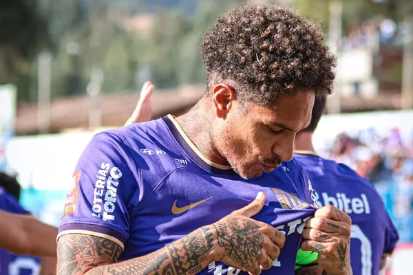 Paolo Guerrero con camiseta de Alianza Lima 2024