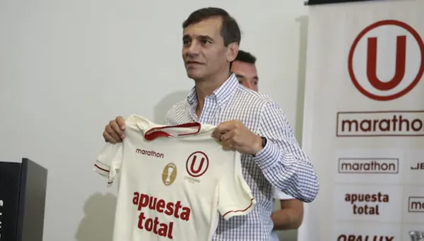 Fabián Bustos muy molesto con las críticas a Universitario: “No es posible que se cuestione a mi jefe”