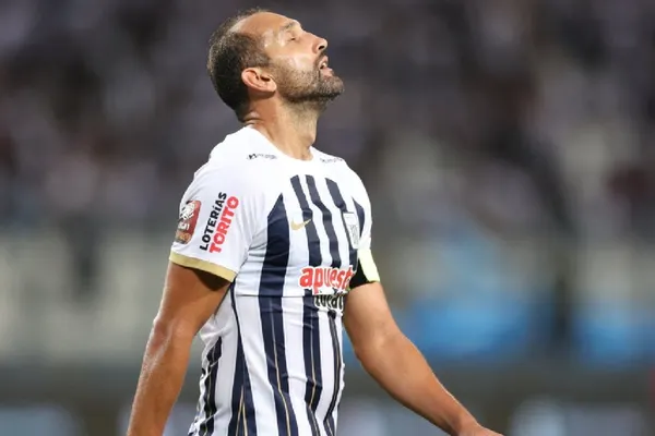 Hernán Barcos con camiseta de Alianza Lima 2024