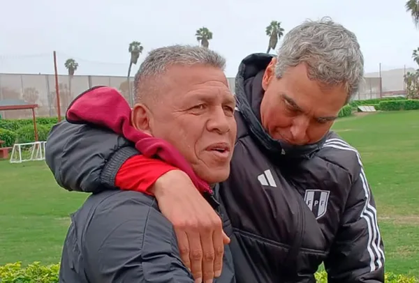 Abrazo de Centenario: El ‘Puma’ Carranza y ‘Chemo’ del Solar se reencuentran en Campo Mar