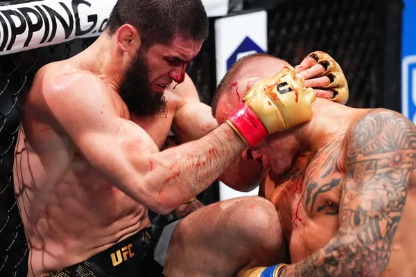 Islam Makhachev sometió a Dustin Poirier y retuvo el título mundial de peso ligero de la UFC