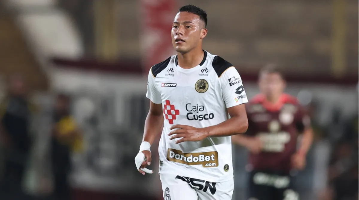 Oswaldo Valenzuela con camiseta de Cusco FC 2024