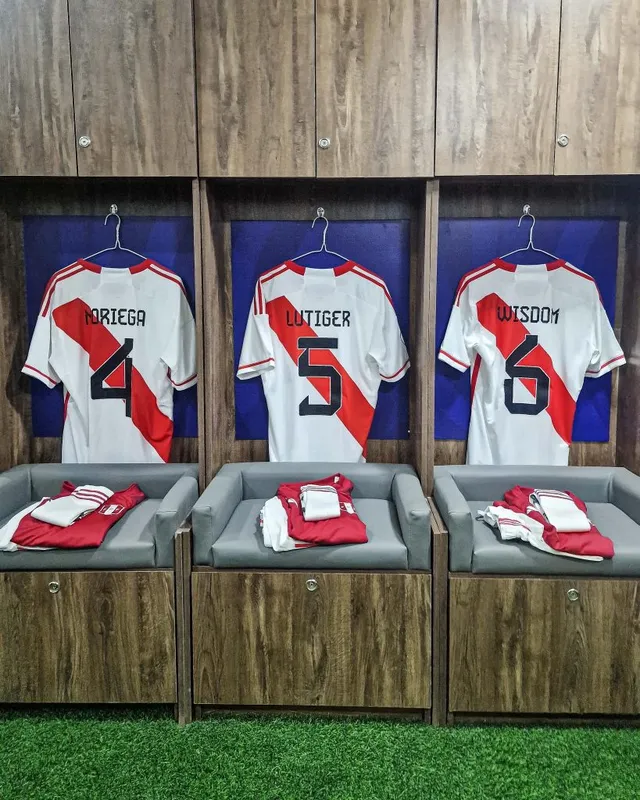Noriega vista la camiseta 4 de la Selección Peruana &#8211; Fuente: FPF