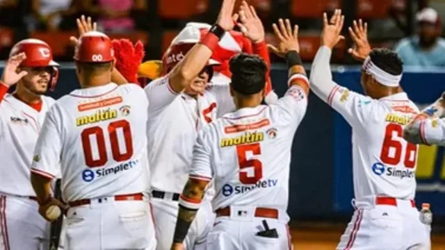 Los CArdenales celebrando el triunfo en el cuarto juego de la Gran Final LVBP.