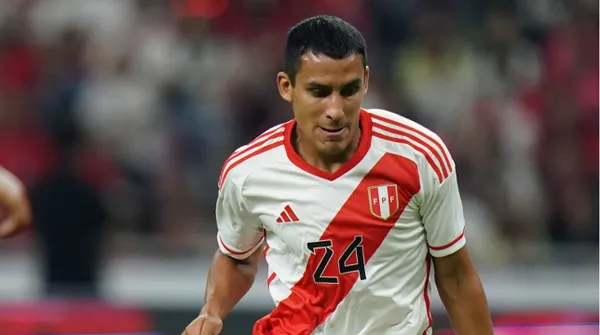 Alex Valera vistiendo la camiseta de la selección peruana 2024