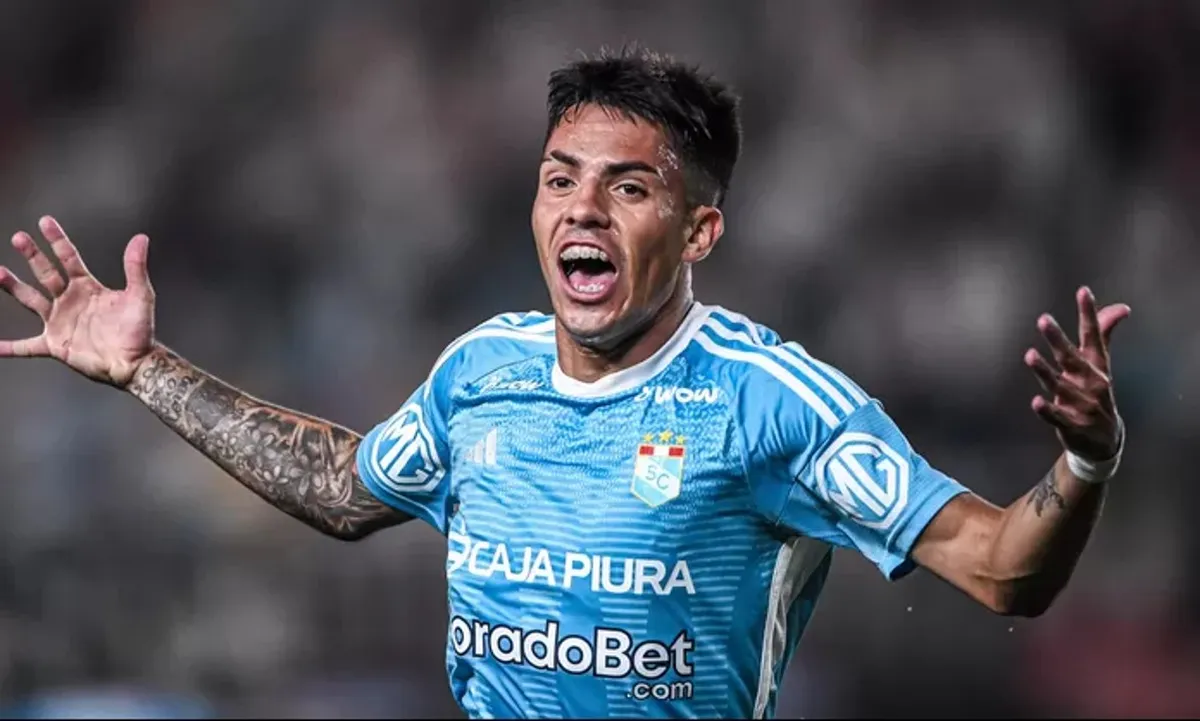 Santiago Gonzalez con camiseta de Sporting Cristal