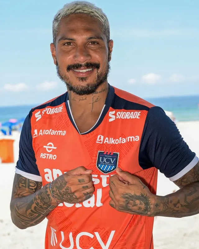 Paolo Guerrero con camiseta de la UCV &#8211; Foto: UCV