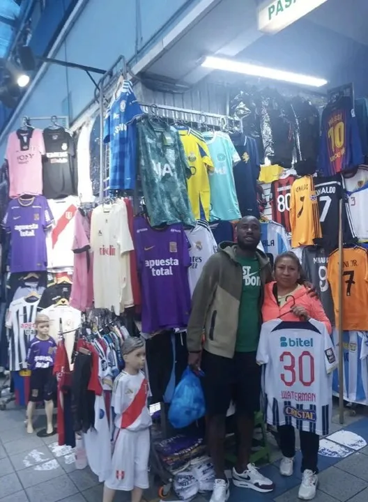 Cecilio Waterman comprando su camiseta en Polvos Azules