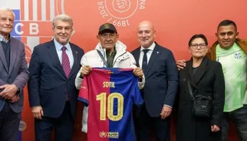 Barcelona le rinde un sentido homenaje al ‘Cholo’ Sotil: “Un delantero hábil, escurridizo, valiente e intuitivo”