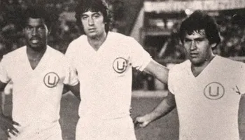 Hugo Sotil con camiseta de Universitario