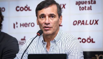 Bustos lidera desde el banquillo: Claves del éxito de Universitario en el Torneo Apertura