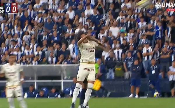 Paolo Guerrero codazo a William Riveros 2025