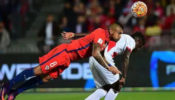 Arturo Vidal frente a Perú
