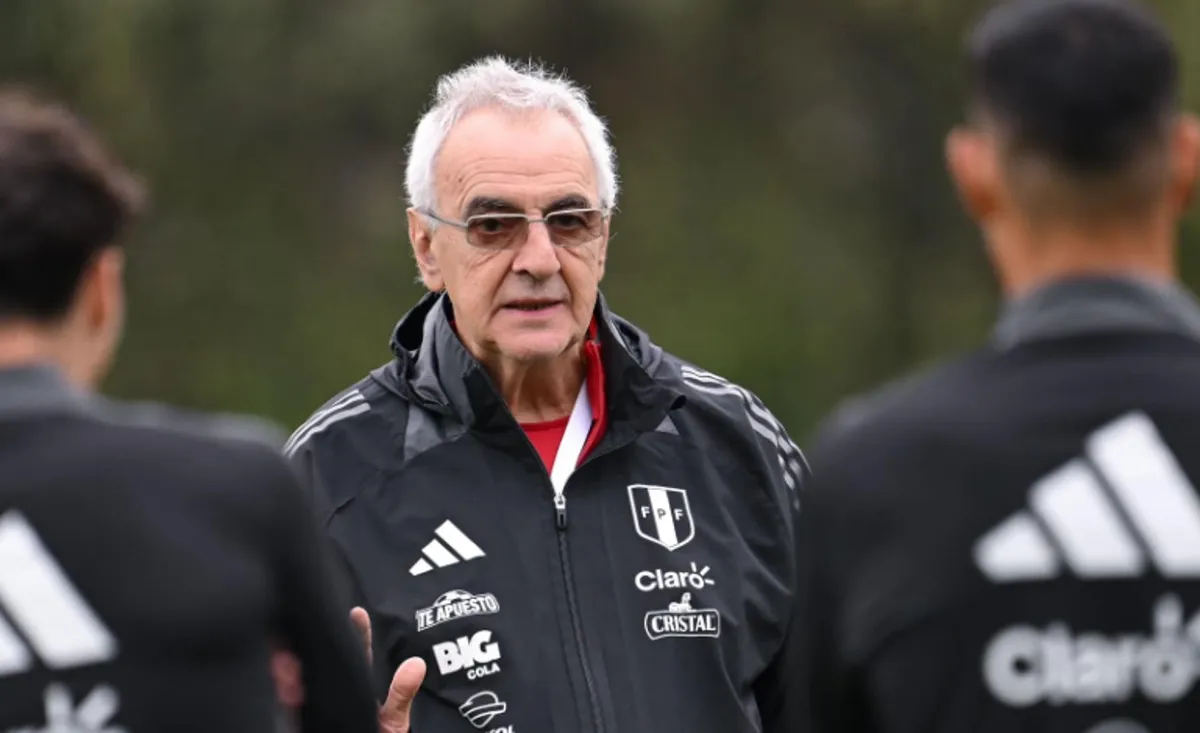Jorge Fossati dirigiendo los entrenamientos de la selección peruana 2024