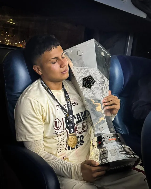 Jairo Concha con la Copa de la Liga 1 2024 &#8211; Foto: Universitario 