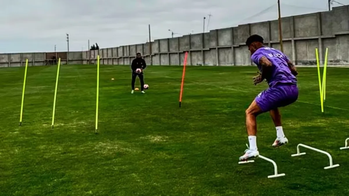 Sigue con las pataletas: Paolo Guerrero apareció entrenando en solitario en la Villa Poeta.