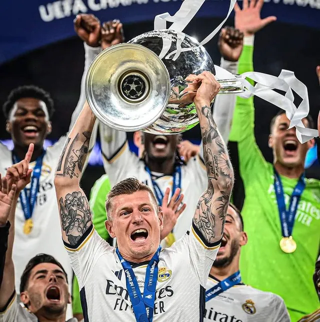 Toni Kroos levantando la &#8216;orejona&#8217; &#8211; Foto: Real Madrid