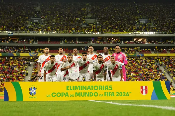 Seleccion peruana que enfrento a Brasil por eliminatorias 2026